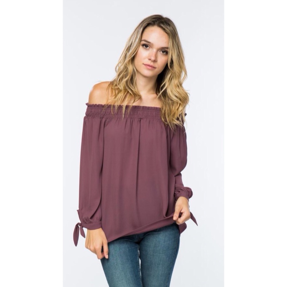 NWT! Off the shoulder top Size Medium